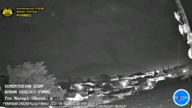 
 Erupsi Gunung Merapi terjadi pada Rabu malam, 18 Juni 2025 pukul 20:09 WIB, memunculkan kolom abu setinggi sekitar 700 meter di atas puncak atau sekitar 3.591 meter di atas permukaan laut. Foto Dok IST
