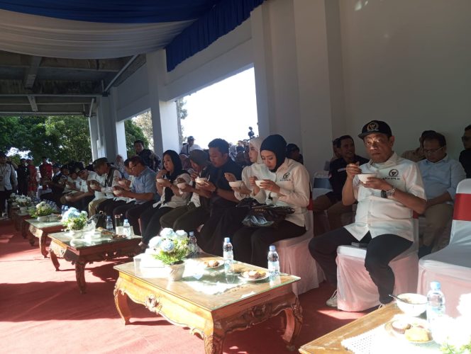 
 Kunjungan kerja Ketua Komisi IV DPR RI, Siti Hediati Soeharto, SE, ke Lembaga Konservasi Taman Margasatwa dan Budaya Kinantan (TMSBK) di Kota Bukittinggi, Sabtu (21/6). Foto: Rafika Santi