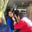 Tindakan Pertolongan Pertama oleh salah satu Relawan Markas PMI Kota Bukittinggi. Sumatera Barat, dalam ajang Pejalan Nagari Walk 2025, yang digelar di Nagari Koto Gadang, Kabupaten Agam, Minggu (22/6/2025).Foto DOK IST