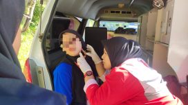 Tindakan Pertolongan Pertama oleh salah satu Relawan Markas PMI Kota Bukittinggi. Sumatera Barat, dalam ajang Pejalan Nagari Walk 2025, yang digelar di Nagari Koto Gadang, Kabupaten Agam, Minggu (22/6/2025).Foto DOK IST