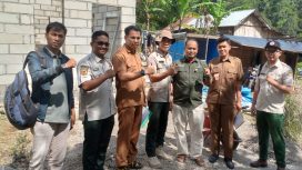 Kepala Bidang Rehabilitasi dan Rekonstruksi BPBD Tanah Datar, Netrizal, S.T., M.T., turun langsung meninjau proses pembangunan tersebut bersama tim teknis. Foto: Al Afif