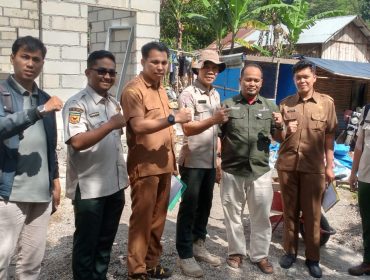 Kepala Bidang Rehabilitasi dan Rekonstruksi BPBD Tanah Datar, Netrizal, S.T., M.T., turun langsung meninjau proses pembangunan tersebut bersama tim teknis. Foto: Al Afif