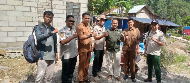 
 Kepala Bidang Rehabilitasi dan Rekonstruksi BPBD Tanah Datar, Netrizal, S.T., M.T., turun langsung meninjau proses pembangunan tersebut bersama tim teknis. Foto: Al Afif