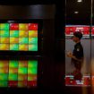 Hari ini, Indeks Harga Saham Gabungan (IHSG) resmi tumbang nyaris 2% dan ditutup di level 6.968,64, anjlok 139 poin atau turun 1,96%. 