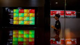 Hari ini, Indeks Harga Saham Gabungan (IHSG) resmi tumbang nyaris 2% dan ditutup di level 6.968,64, anjlok 139 poin atau turun 1,96%. 