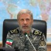 Foto: Panglima Angkatan Darat Iran Amir Hatami menghadiri pertemuan di Ruang Komando Perang Angkatan Darat Iran di lokasi yang dirahasiakan di Iran, dalam gambar selebaran yang diperoleh pada tanggal 23 Juni 2025. (via REUTERS/Iranian Army)