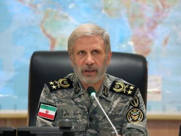 Foto: Panglima Angkatan Darat Iran Amir Hatami menghadiri pertemuan di Ruang Komando Perang Angkatan Darat Iran di lokasi yang dirahasiakan di Iran, dalam gambar selebaran yang diperoleh pada tanggal 23 Juni 2025. (via REUTERS/Iranian Army)