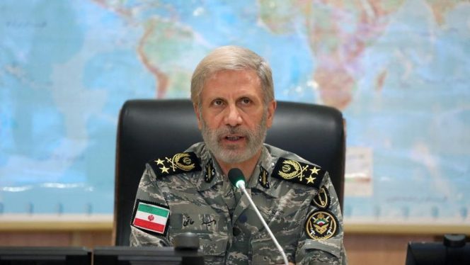 
 Foto: Panglima Angkatan Darat Iran Amir Hatami menghadiri pertemuan di Ruang Komando Perang Angkatan Darat Iran di lokasi yang dirahasiakan di Iran, dalam gambar selebaran yang diperoleh pada tanggal 23 Juni 2025. (via REUTERS/Iranian Army)
