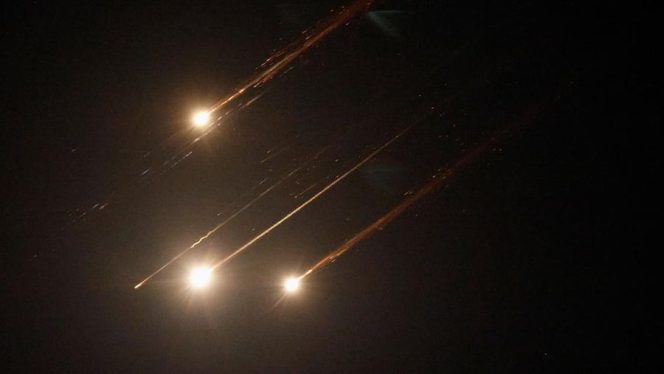 
 Rudal yang diluncurkan dari Iran dicegat, seperti yang terlihat dari kota Ashkelon, Israel, 13 Juni 2025. (REUTERS/Amir Cohen)