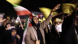 Iran mengatakan Whatsapp dan Telegram digunakan Israel untuk mengidentifikasi dan menargetkan individu. (AFP/ATTA KENARE)